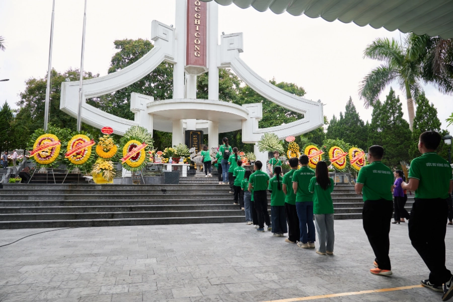 Thắp hương viếng nghĩa trang liệt sĩ