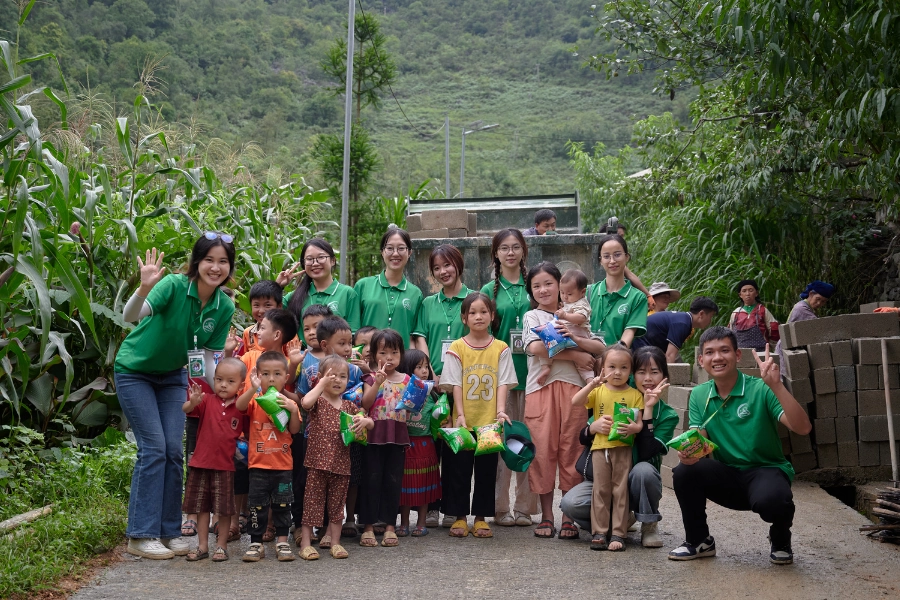 Kỷ niệm chụp hình cùng bé